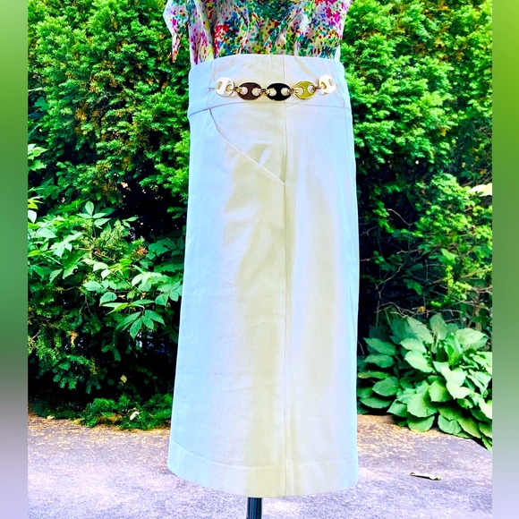 Milly White skirt with goldtone builtin waist chain. - Picture 2 of 6